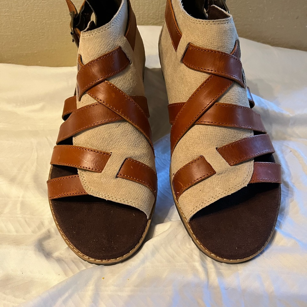NWOB Caterpillar Sandals